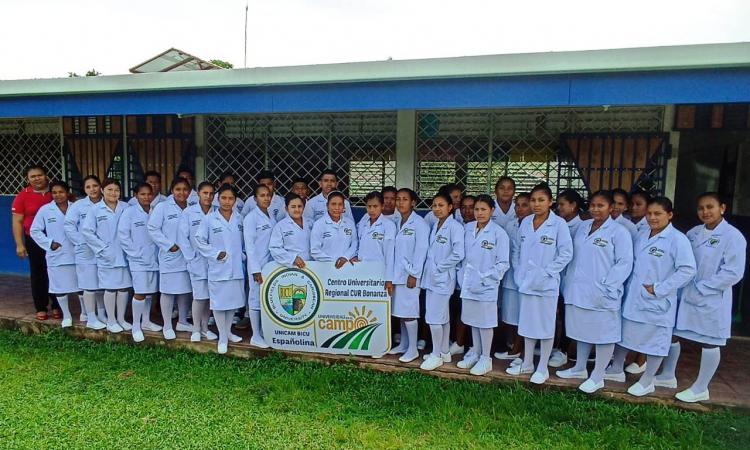 Estudiantes del Técnico en Enfermería visten por primera vez sus uniformes