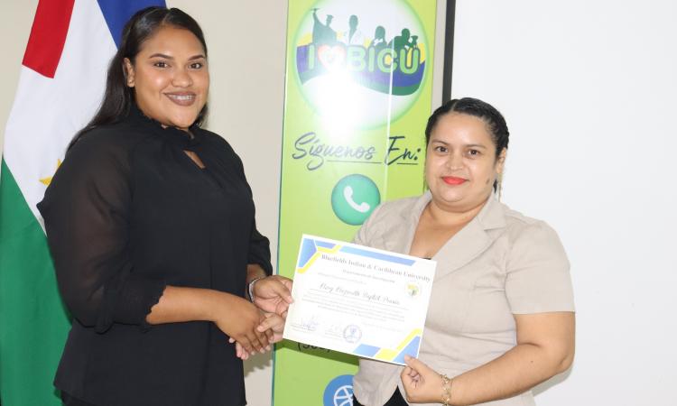 Estudiantes de contabilidad presentan sus trabajos en JUDC