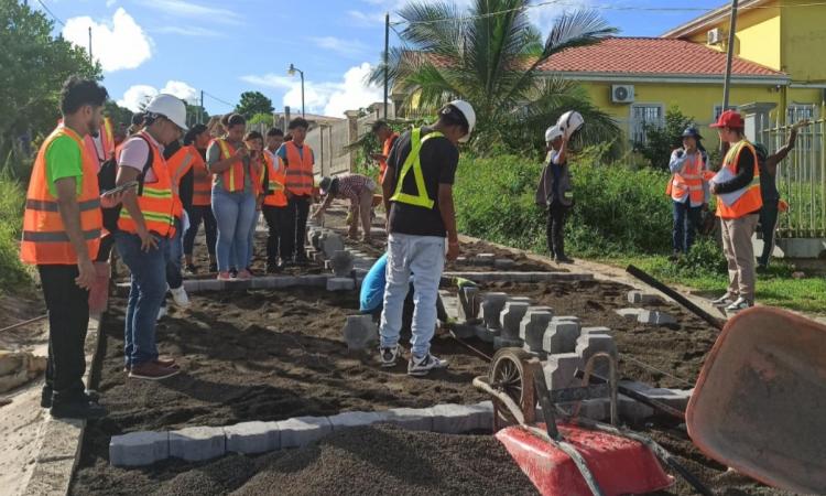 Estudiantes de Ingeniería Civil visitan proyecto en construcción para reforzar conocimientos