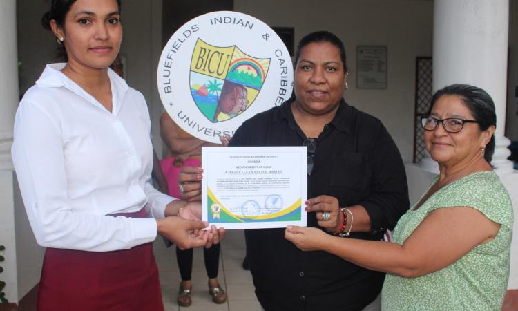 BICU destaca excelencia académica