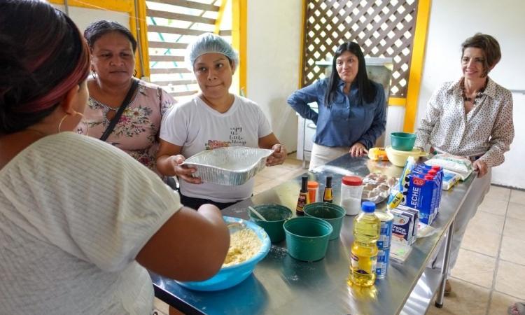 Embajadora de España visita proyectos de Extensión del TEC en Talamanca