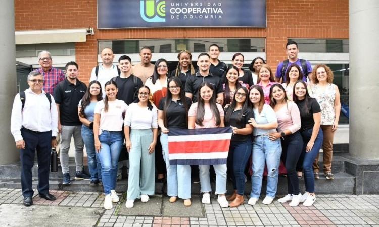 16 estudiantes del TEC se capacitaron en contabilidad y finanzas en universidad colombiana, gracias a gira académica