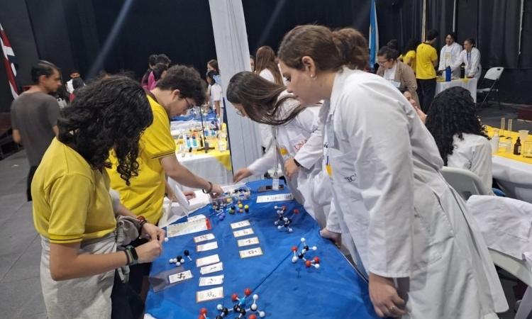 Más de 200 estudiantes de distintos colegios del país vivieron experimentos científicos, en el Festival de Química