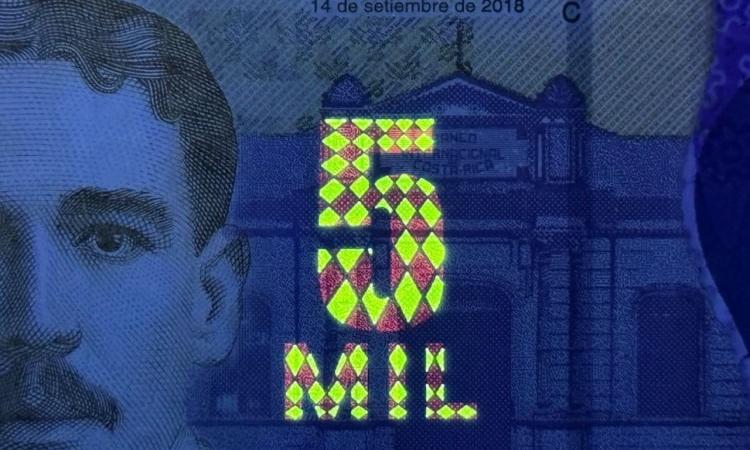 Investigación de Ingeniería Física analiza espectros de luz asociados con la seguridad de los billetes nacionales