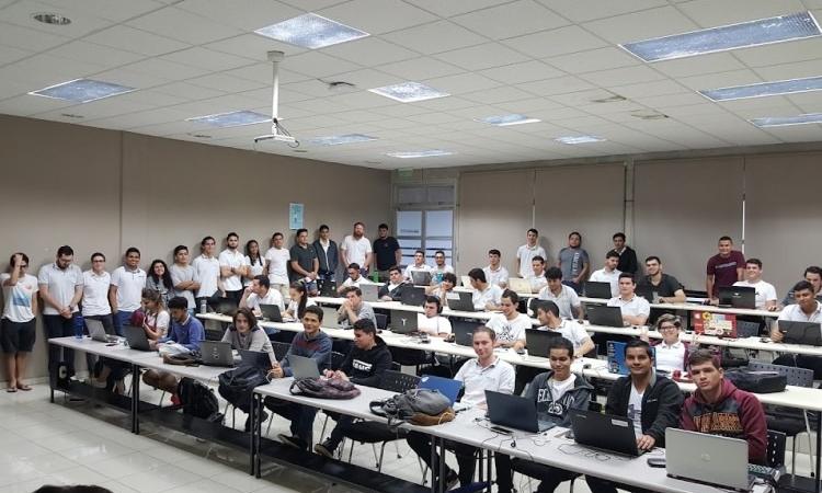 Estudiantes de Ingeniería en Computación mejoran aplicación que calcula la huella hídrica y de carbono