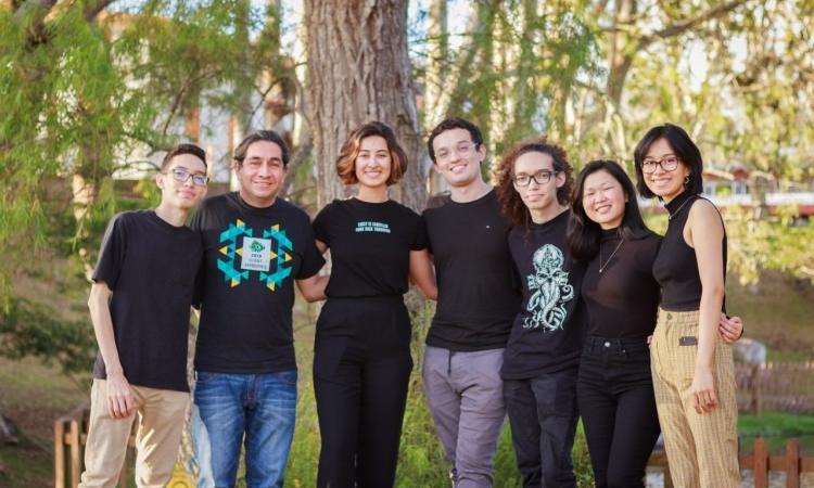 Jóvenes programan bacteria para tratar diabetes y otros usos