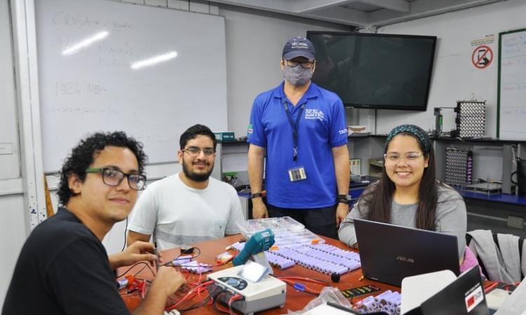 Estudiantes buscan dar segundo uso a baterías de vehículos eléctricos