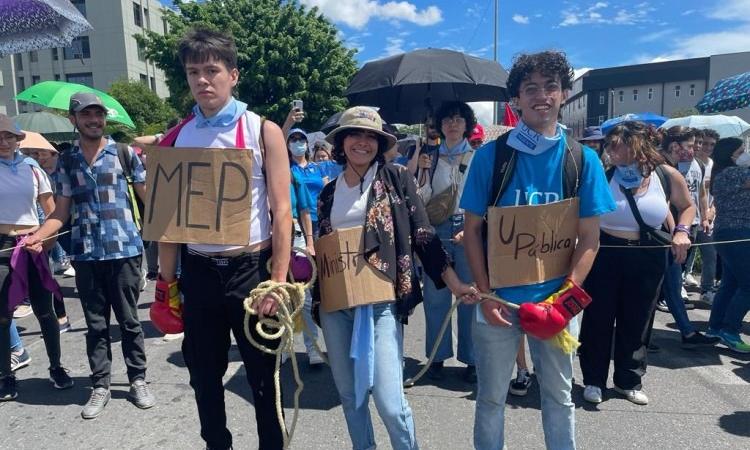 Diputados, sindicatos y universidades marcharon unidos en defensa del FEES