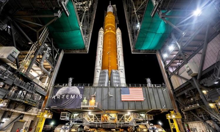 La NASA prueba el cohete con el que la humanidad volverá a la Luna, un hito con beneficios terrestres