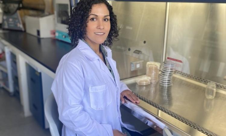 Investigadora de Biotecnología es galardonada con la Lámpara Dorada en el área de Ciencia y Medicina