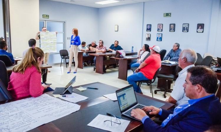 Productores agropecuarios, investigadores y autoridades de Cartago se reúnen para propiciar desarrollo del sector
