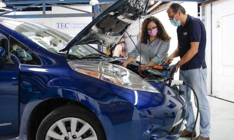 Primera graduación de técnicos en vehículos eléctricos impulsa crecimiento de la movilidad sostenible en el país 