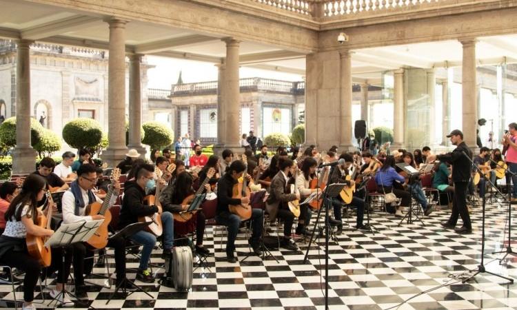 Orquesta de Guitarras del TEC deleita en México