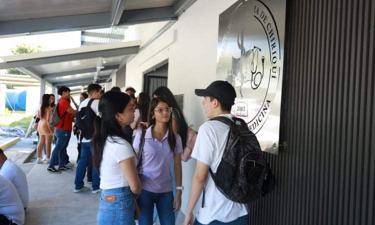 Mil 300 estudiantes aspiran ingresar a la Facultad de Medicina de la Universidad Autónoma de Chiriquí.