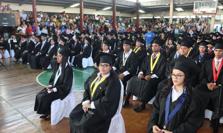 Se gradúan 134 nuevos profesionales en el Centro Regional Universitario de Barú (CRUBA)