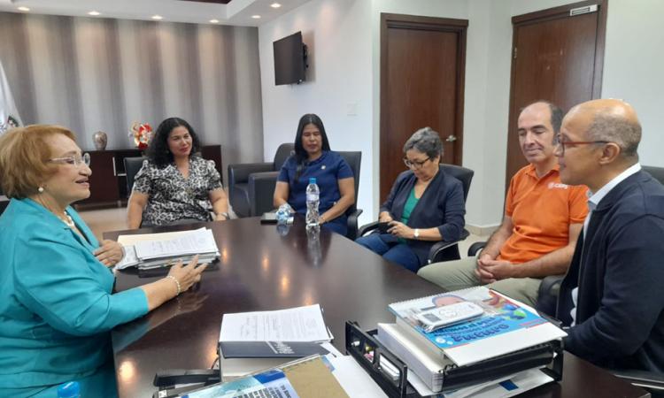 Investigadores del Centro Internacional de Estudios Políticos y Sociales AIP-Panamá presentan encuesta en la UNACHI