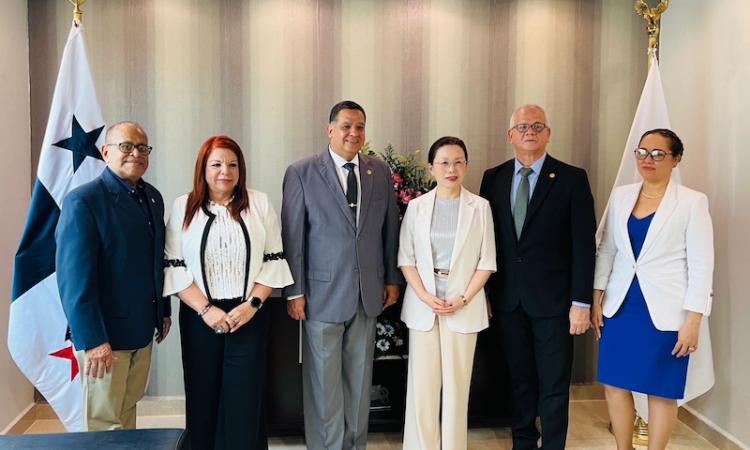 Embajadora de la República Popular China visita la Universidad Autónoma de Chiriquí