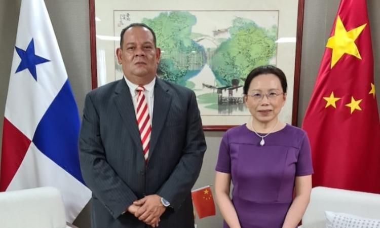 Decano de Derecho Roosevelt Cabrera se reúne con la Embajadora Xu Xueyuan de China