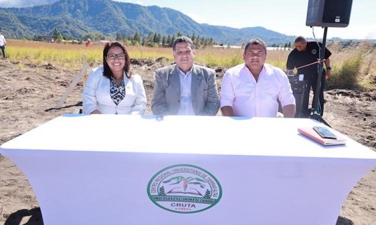 colocan  la primera piedra para la construcción  del centro regional de tierras altas