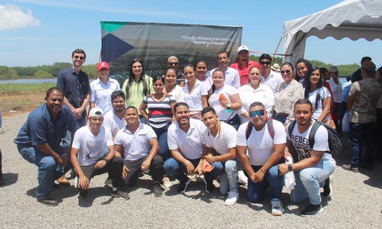 Estudiantes de Logística y Economía de la UNACHI visitan Puerto Barú Multimodal.