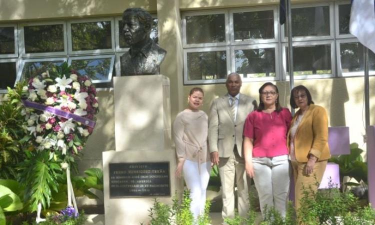 Escuela de Letras UASD inicia conmemoración de su 55 aniversario con ofrenda floral