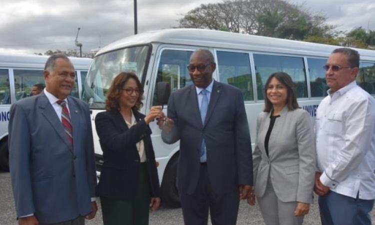BHD dona dos autobuses a la UASD en el marco de convenio interinstitucional