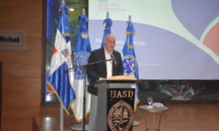 Ministro del MEPYD diserta en la UASD  sobre el sistema eléctrico del futuro