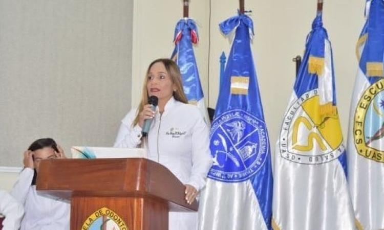 Estudiantes de odontología asisten a ceremonia de imposición de  batas blancas