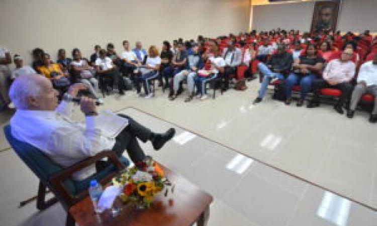 Ciencias de la Educación UASD presenta conferencia sobre el origen del deporte