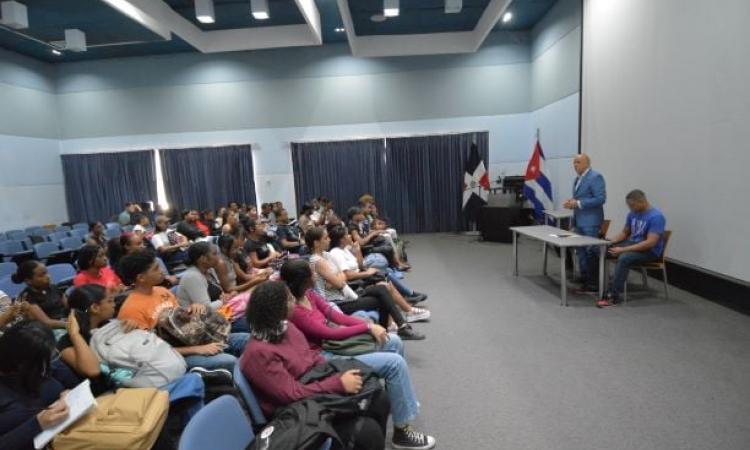 Maestro Luis de León dicta conferencia sobre Concepción Bona, Duarte y Martí