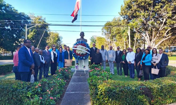 Depositan ofrenda floral para conmemorar el 209 aniversario del natalicio del patricio Matías Ramón Mella