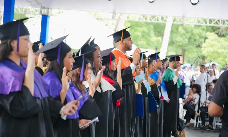 UASD entrega a la sociedad 2007 nuevos profesionales de grado en diversas áreas del conocimiento