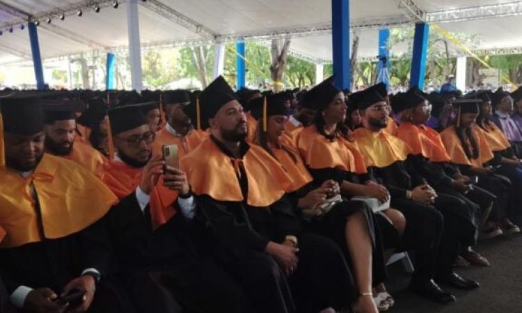 UASD conmemora Revolución de Abril invistiendo 2,507 profesionales de grado y postgrado