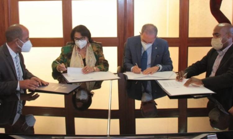 UASD, MESCyT y presidente de ASODEMU firman acuerdo