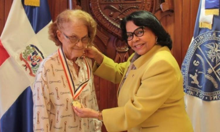 Rectora UASD recibe en su despacho a la maestra Edith Ramírez, condecorada por el Presidente de la República