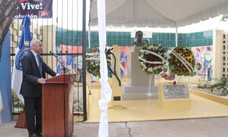 UASD deposita una ofrenda floral en recordación de Orlando Martínez