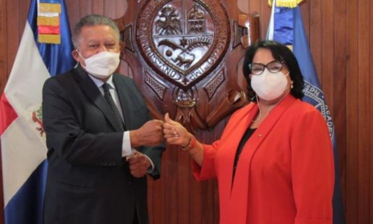 Rectora Polanco Melo recibe en su despacho al embajador Juan Bolívar Díaz