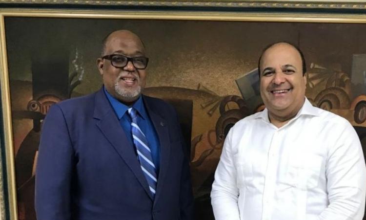 Humanidades UASD recibe visita del laureado tenor dominicano y diplomático Enrique Pina