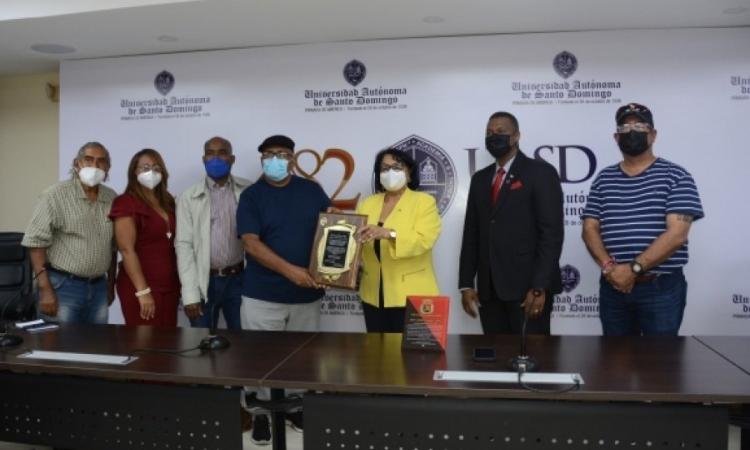 Rectora UASD es reconocida por Delegación Club de Dominó de Puerto Rico