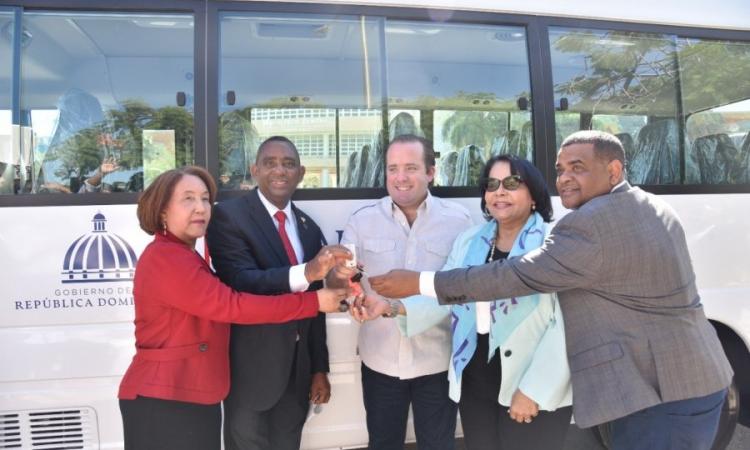 Paliza reitera apoyo del presidente Abinader a la UASD y entrega tres autobuses