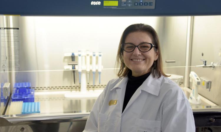 Viróloga de la UCR gana el máximo premio de Biocientífica 2024 por su excelencia profesional