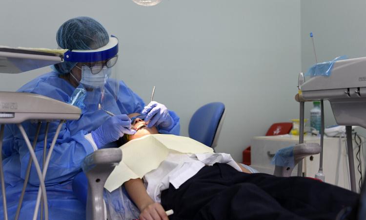 Si desea recibir un tratamiento dental, alístese para venir a la UCR