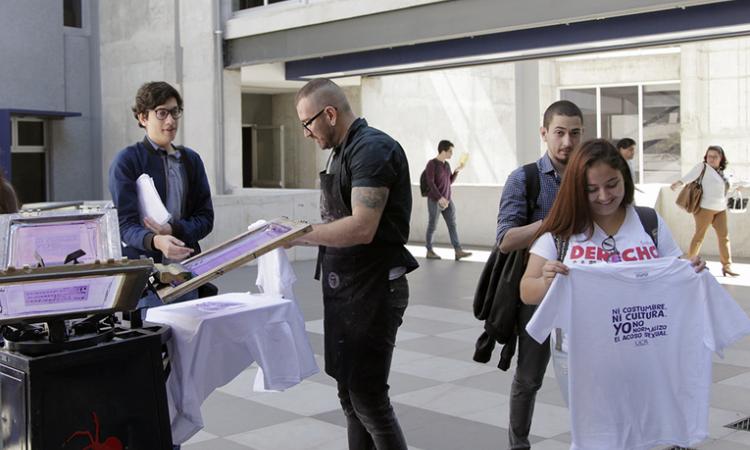 La última camisetatón del año contra el acoso sexual se realizó en la Facultad de Derecho