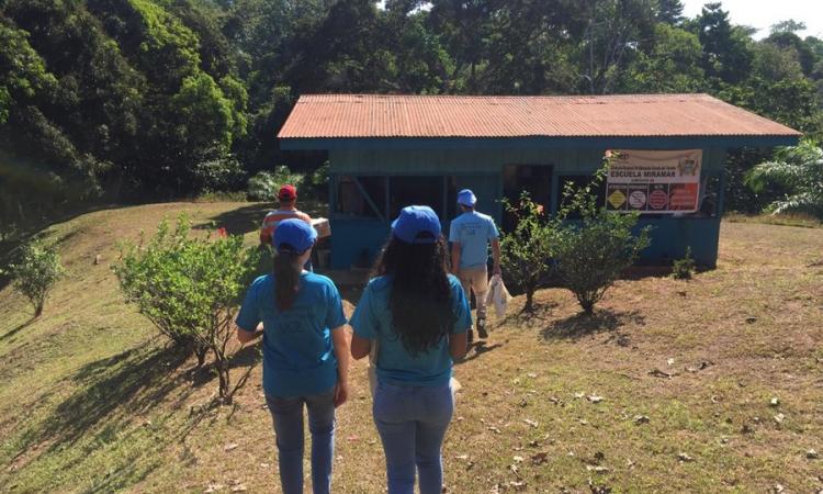 Voluntariado UCR entregó motivación y útiles en escuelas de la zona sur