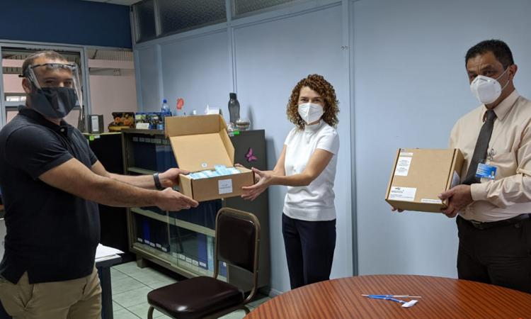 Emprendimiento impulsado desde la UCR dona primer paquete de hisopos a la CCSS
