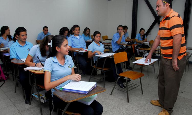 Las calificaciones en Costa Rica en pruebas PISA están por debajo del promedio de la OCDE