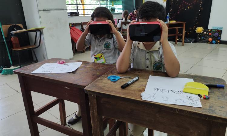 Futuros docentes utilizan la realidad virtual para llevarla a las aulas