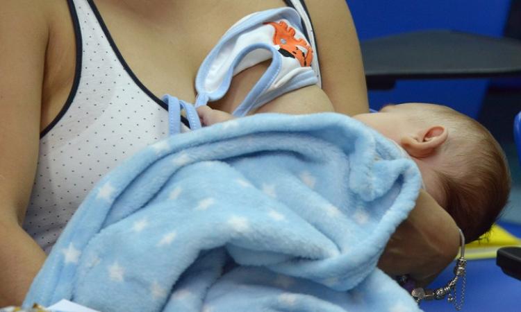 Nueva sala de la UCR busca incentivar la lactancia materna, una práctica poco común