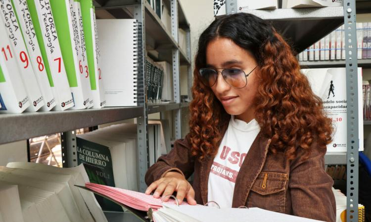 Estudiante y paratleta transcribe Código Familiar al braille, promoviendo inclusión en la Universidad de El Salvador