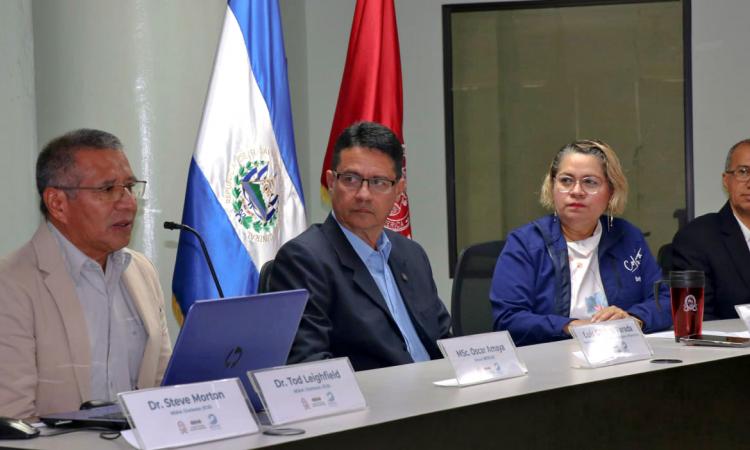 Laboratorio de Toxinas Marinas presenta resultados de estudio sobre fenómeno de coloración turquesa del Lago de Coatepeque